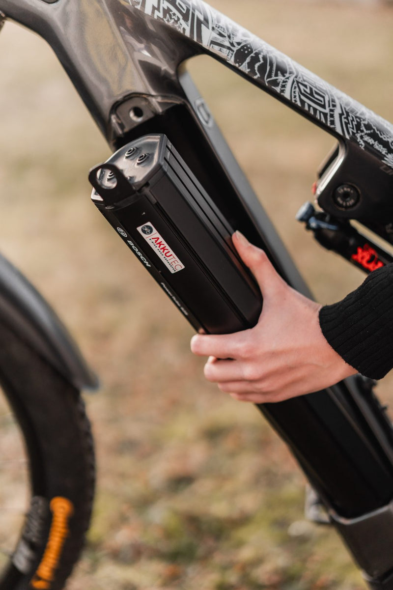 E-Bike-Akku wird in den Rahmen eingesetzt