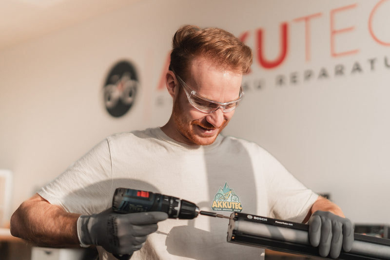 AkkuTec Mitarbeiter repariert einen E-Bike-Akku in der Werkstatt