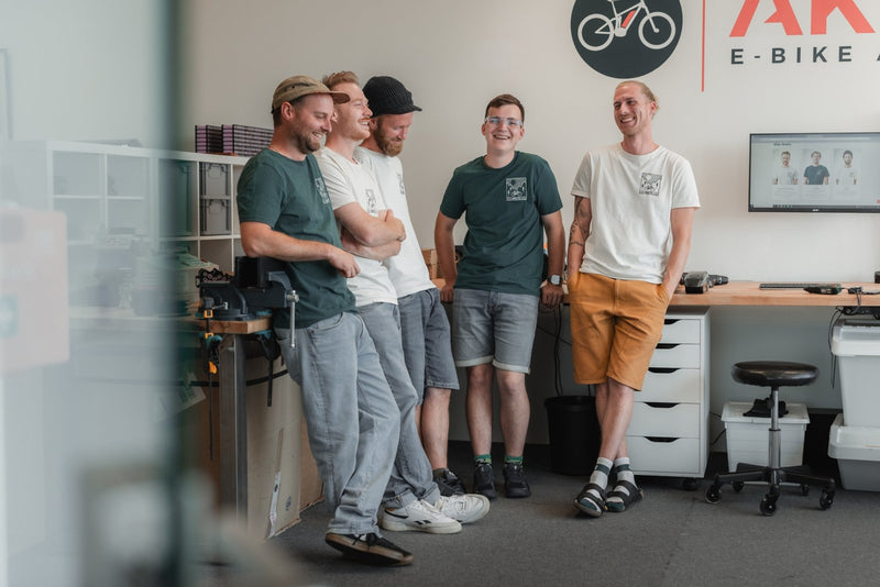 Das AkkuTec-Team in der Werkstatt in Wels